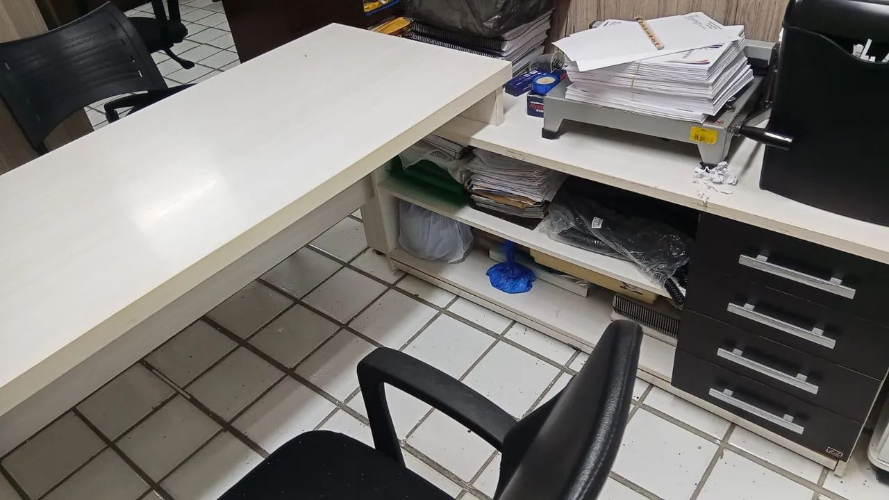 Mesa de escritório em L 