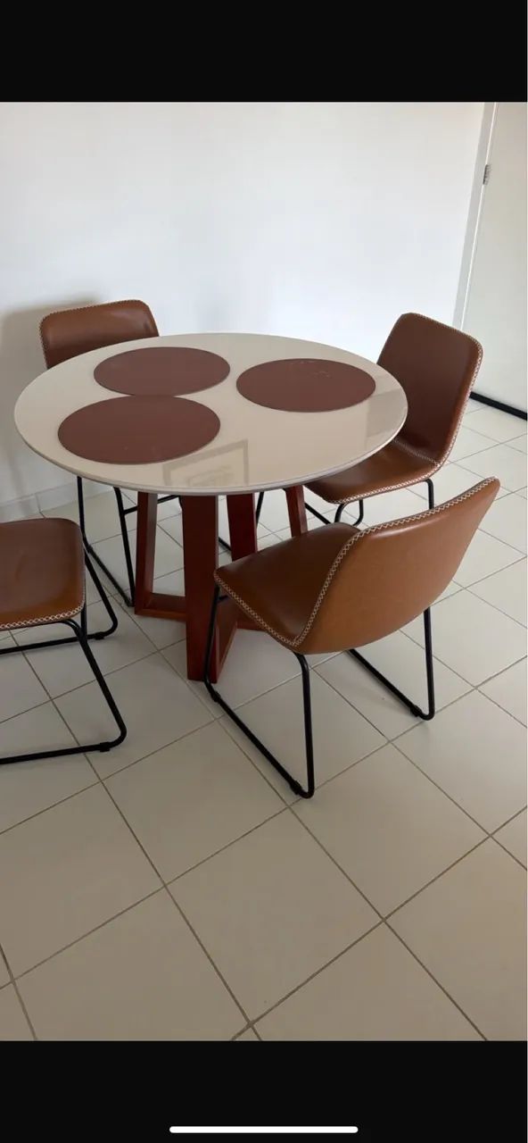 Cadeira e mesa  vindo buscar 550