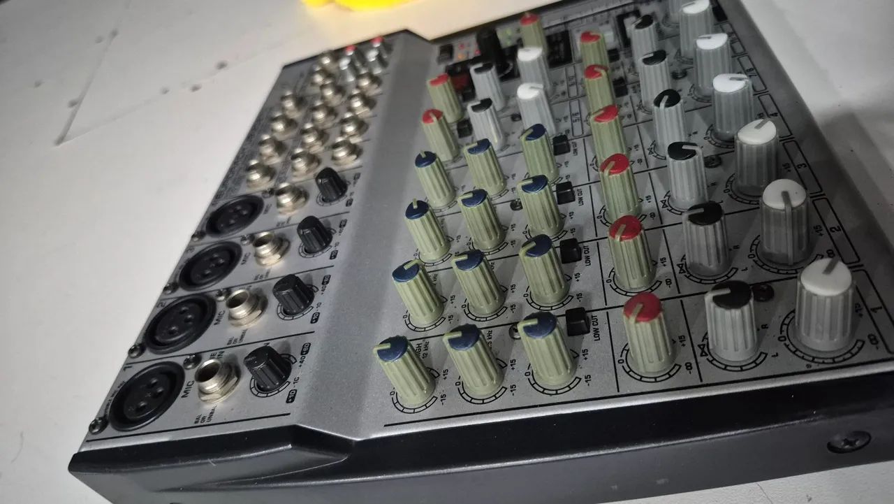 Mesa de som behringer eurorack ub1202 fx - Foto 3