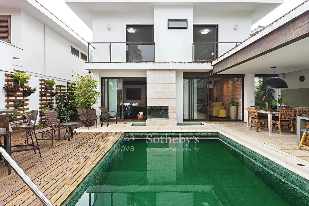 Casa com jardim, piscina e planta integrada próxima ao Parque Severo Gomes