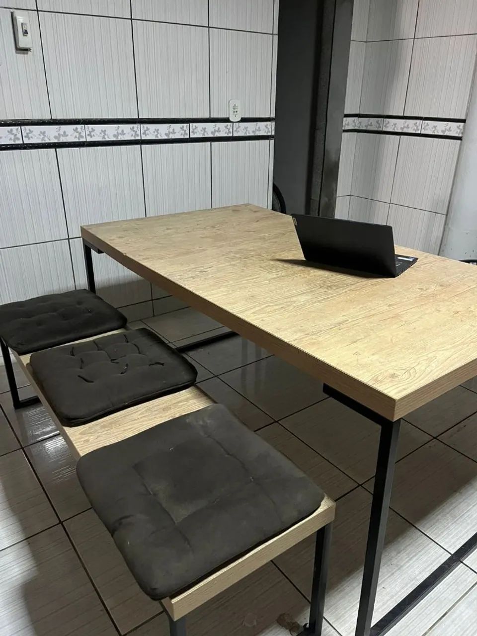 Mesa de jantar com dois bancos e 6 almofadas - Foto 3