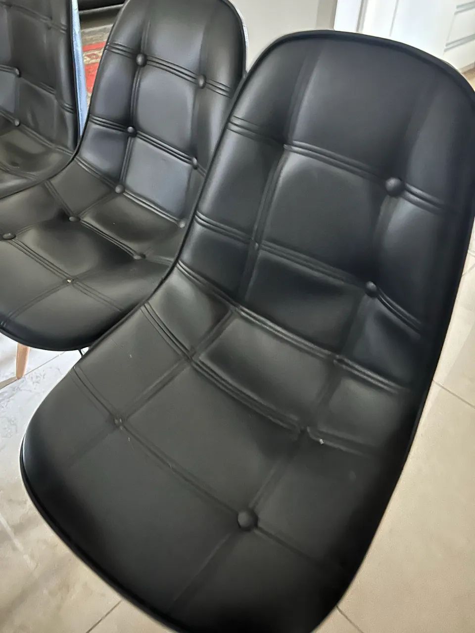 Kit com 4 Cadeiras Estofadas Pretas com Pés de Madeira - Estilo Eames - Foto 2
