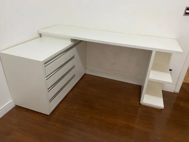 Mesa de estudos com gaveteiro