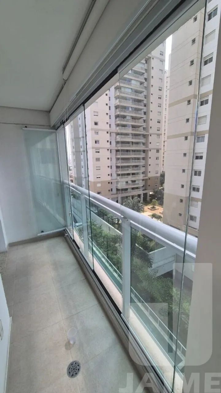Apartamento com varanda envidraçada, 45 m2 bem distribuídos e 1 vaga em prédio com lazer. - Foto 2