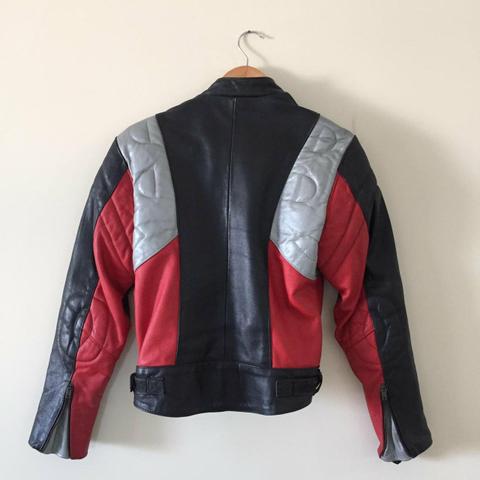 Jaquete de couro motociclista feminina