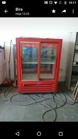 "Geladeira comercial. Logo: coca cola