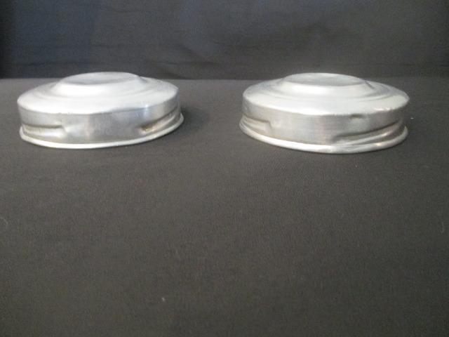 Par tampas de baleiro antigo em alumínio - peça original - Foto 3