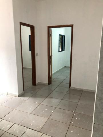 Alugo casa com ótima localização - Foto 3