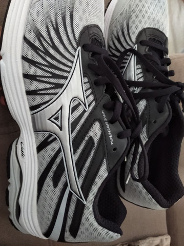 tênis mizuno wave sayonara 4