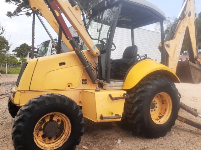 Maquina Retroescavadeira New Holland 4x4 2010