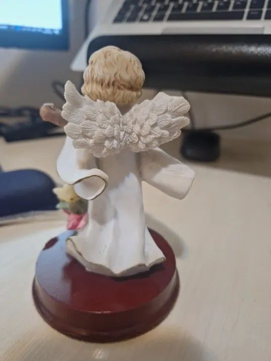 Estátua em resina de anjo tocando violão. - Foto 2