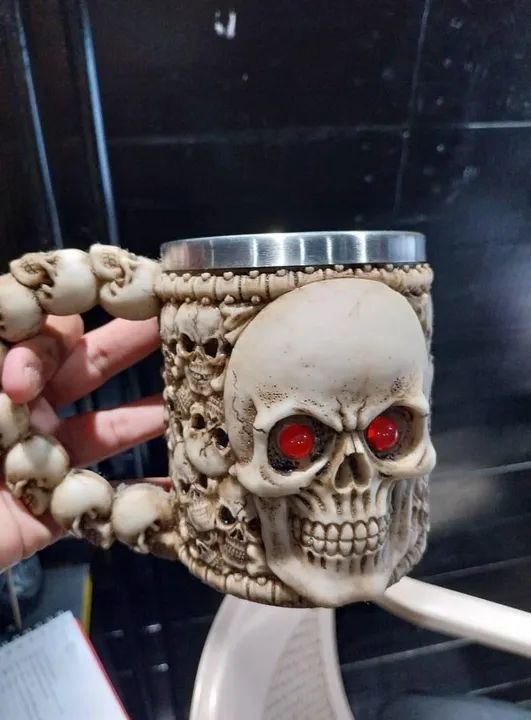 Caneca Caveira com Olhos Vermelhos 