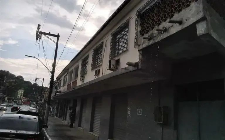 FACHADA EM ACM, LONA E TELHAS