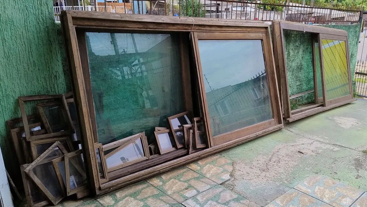Janelas,Portas pantográfica e Estrutura de Madeiras Nobre