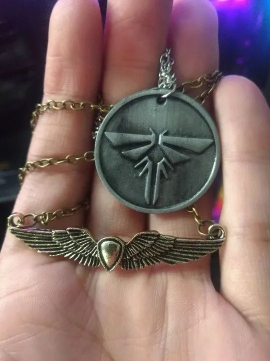 Kit 2 Colar The Last Of Us - Ellie, Joel - Apocalipse Zumbi, Vagalume, Pingente, Cosplay - Foto 2