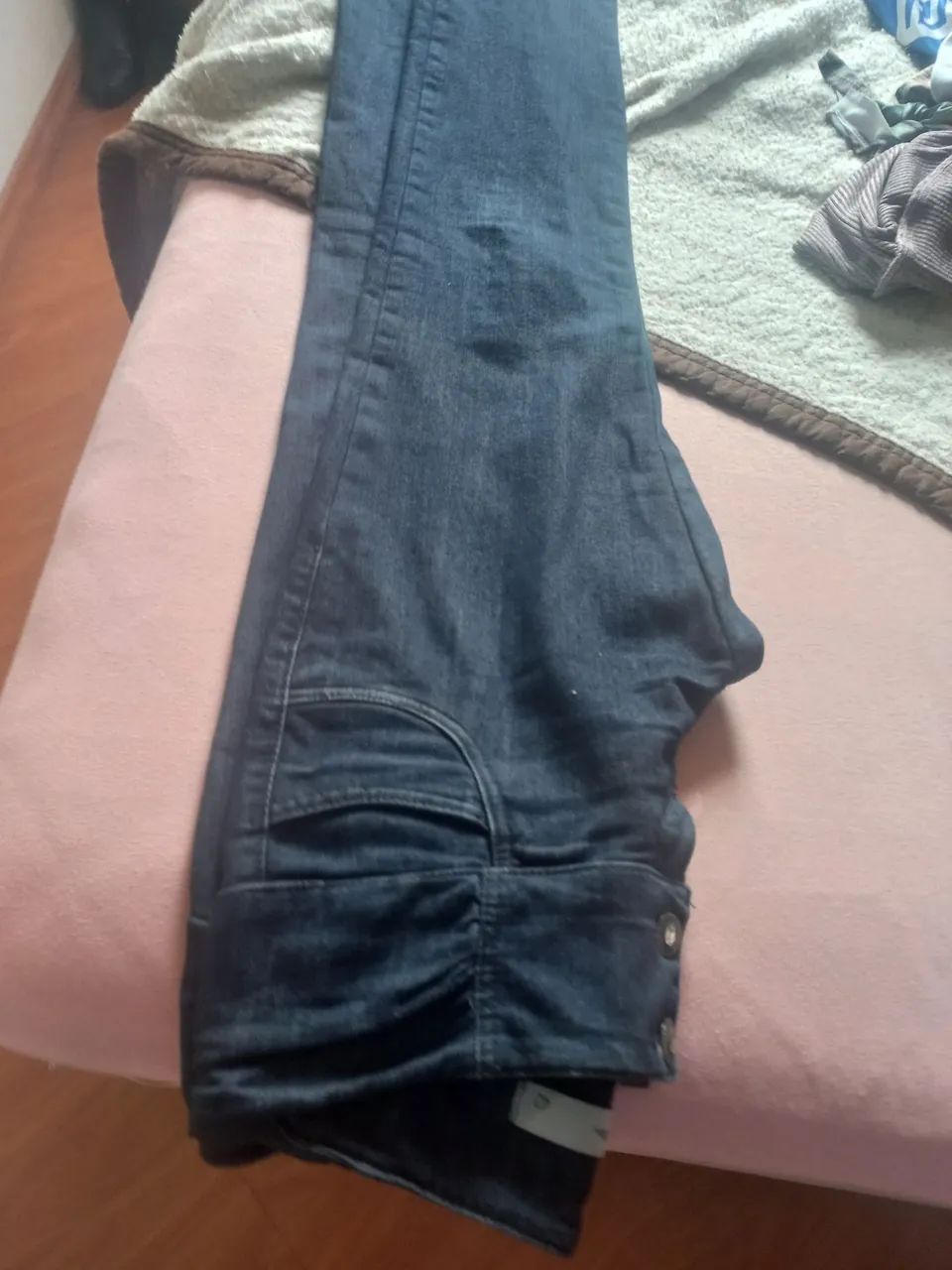 Calça jeans preta tm médio com botões e zíper  - Foto 2