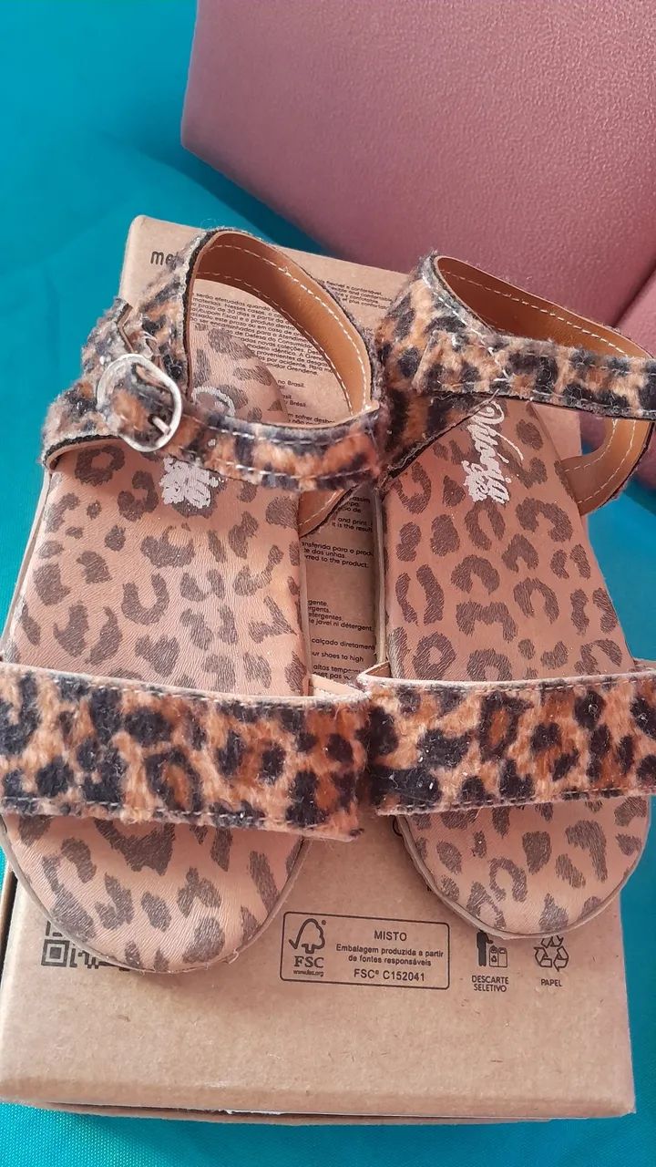 Sandálias infantis de onça