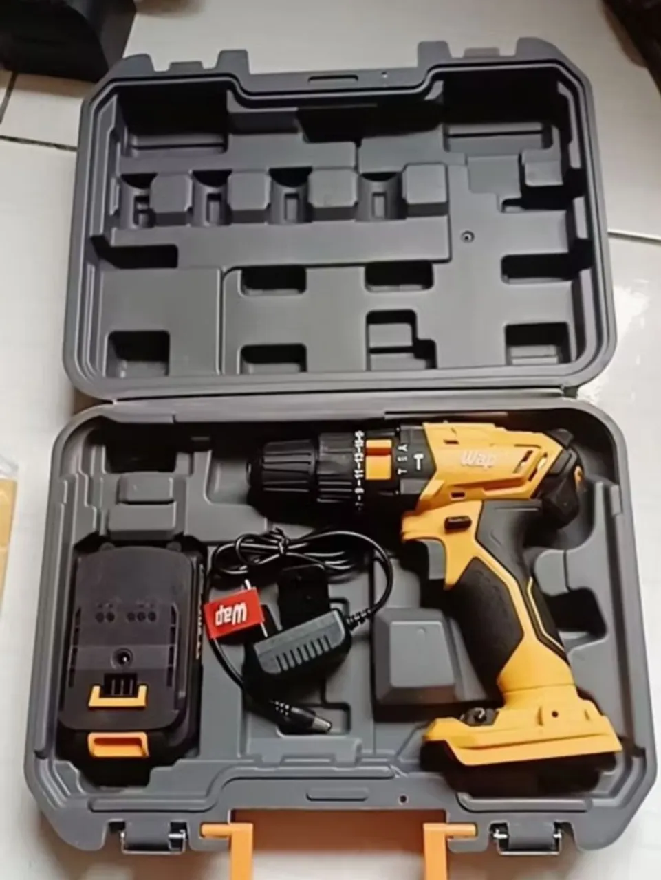 Parafusadeira/Furadeira de impacto 21 volts WAP a Bateria - Completa