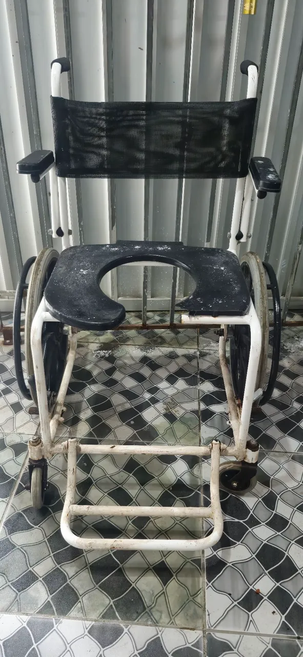 Cadeira de Banho com Rodas