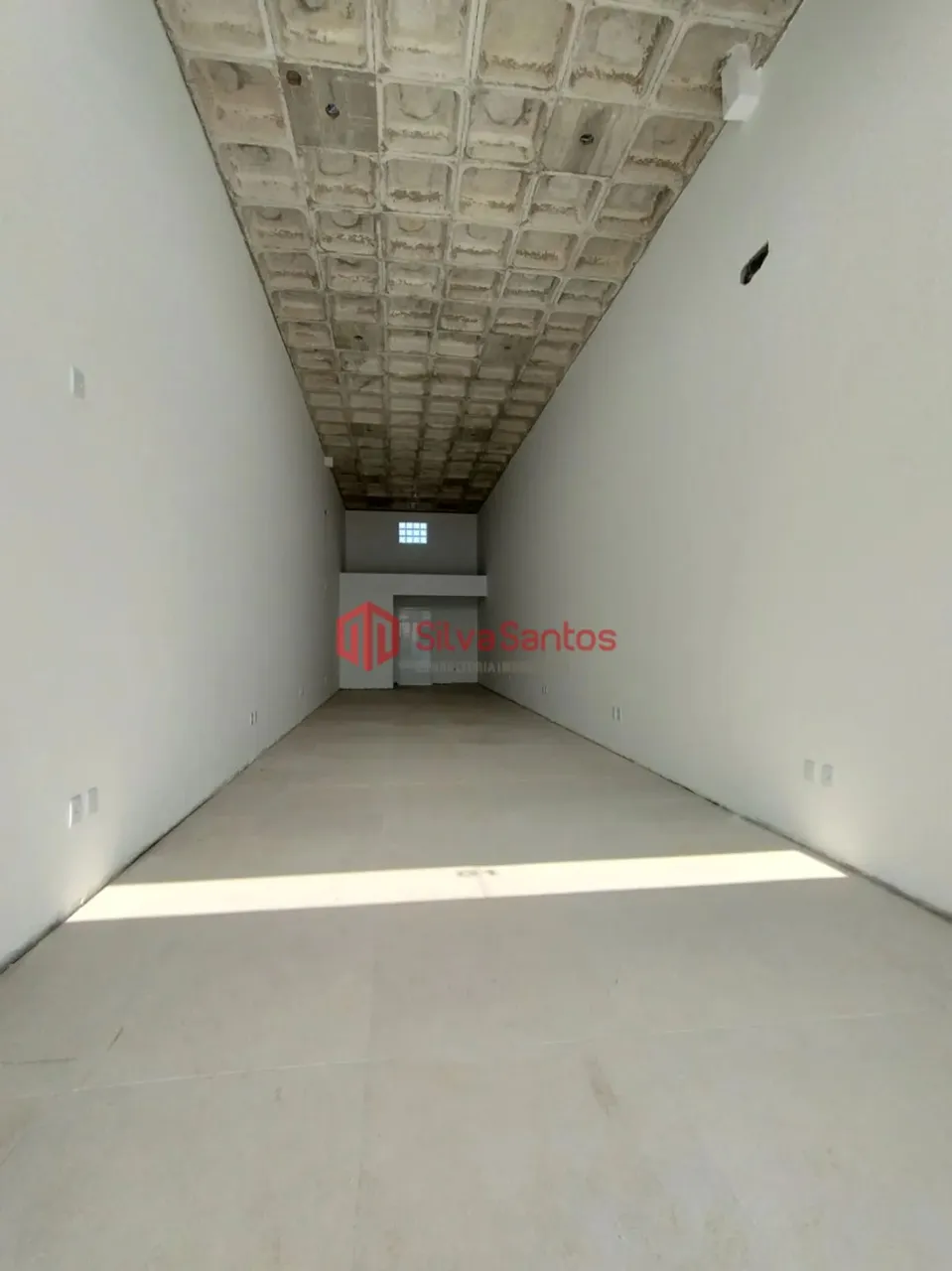 Loja comercial disponível para locação anual em Capão da Canoa.