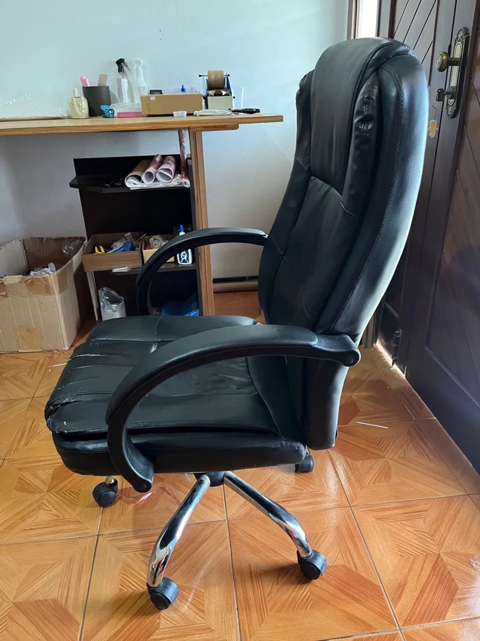 Cadeira de escritório de corino usada - Foto 2