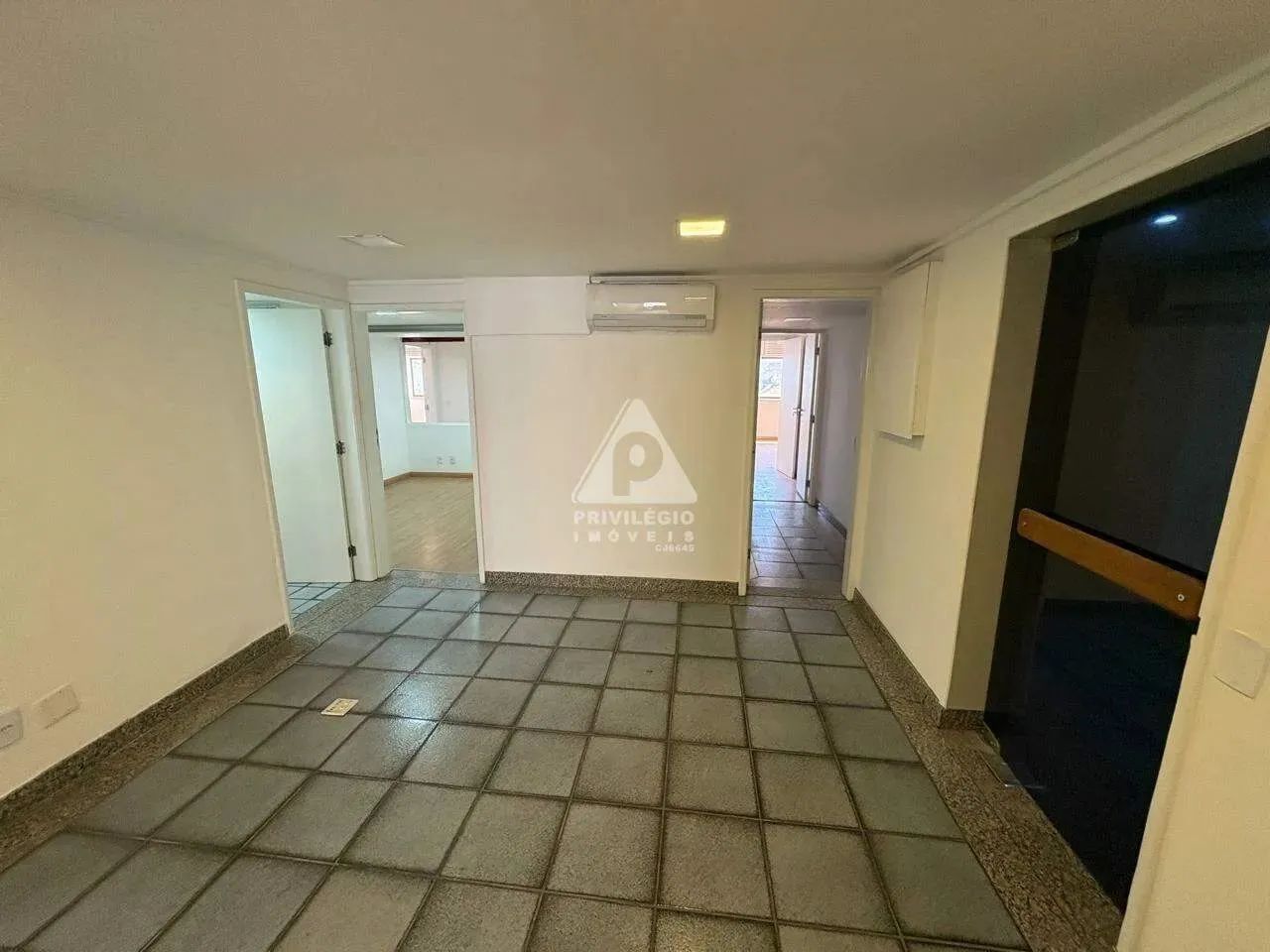 Sala Comercial Exclusiva de 189 m² no Centro  Região Blue, RJ