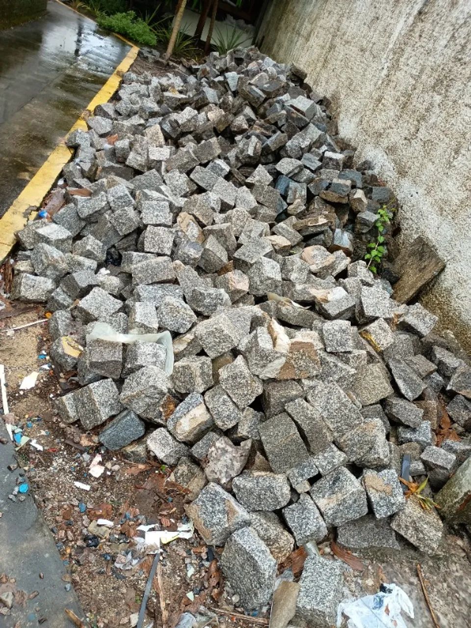 Pedra paralelepípedo p/pavimentação (calçamento) PREÇO P/PEDRA R$ 1,00