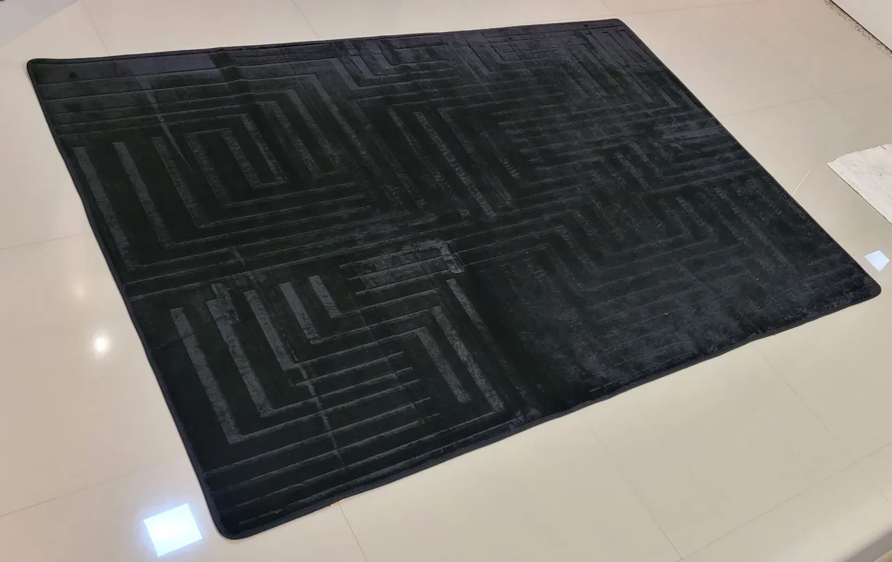 Tapete Preto aveludado com Desenho Geométrico 2,00 X 1,40