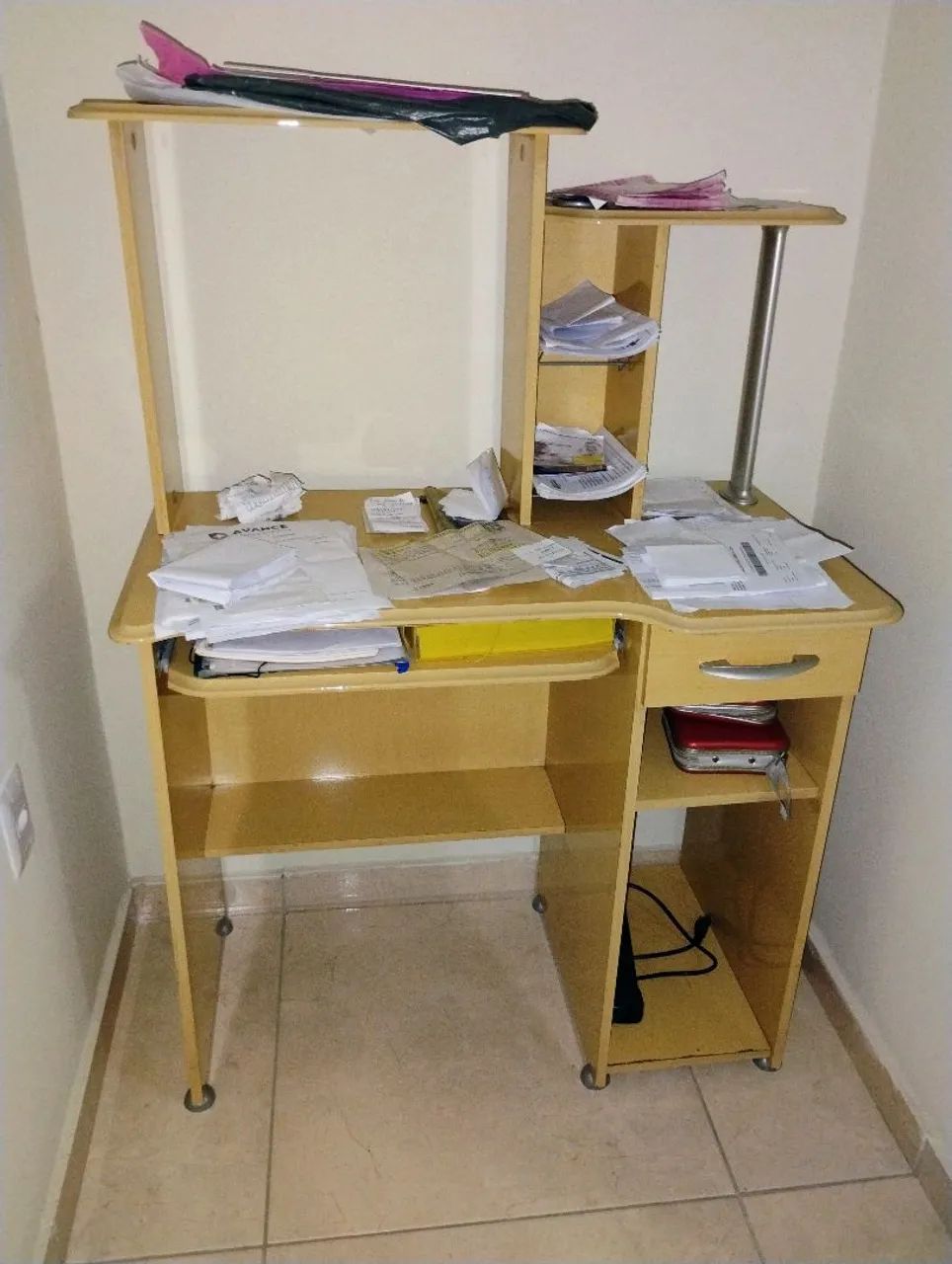 Escrivaninha em madeira para computador com prateleiras - Foto 3