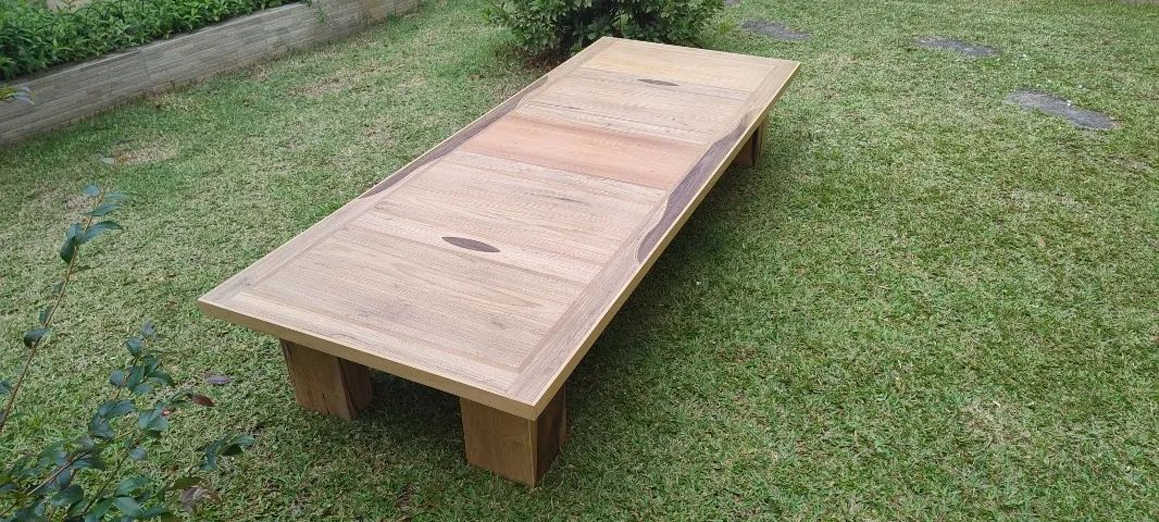 Mesa de centro em madeira, com detalhes em marchetaria
