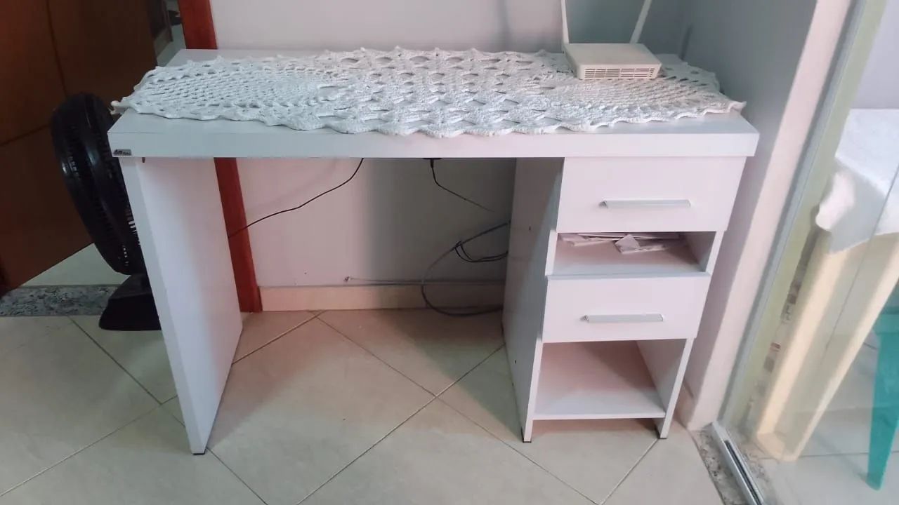 Escrivaninha branca com gavetas