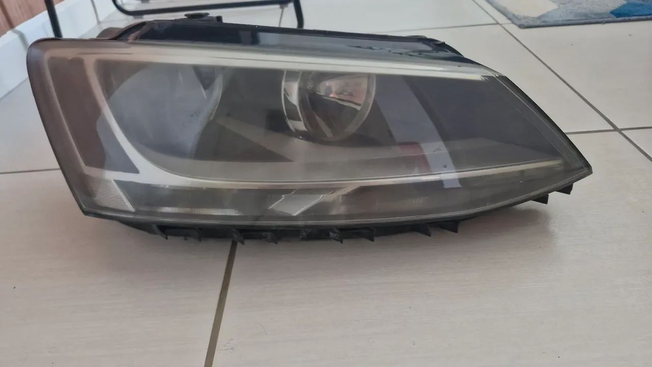 Par de Farol Dianteiro Jetta MK6 2012