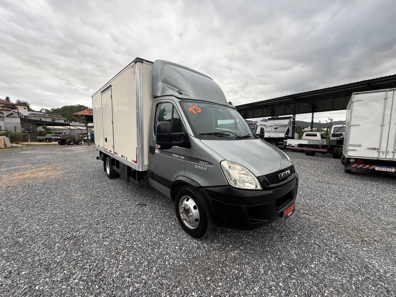 Iveco Daily 70C17 baú 5 metros 
