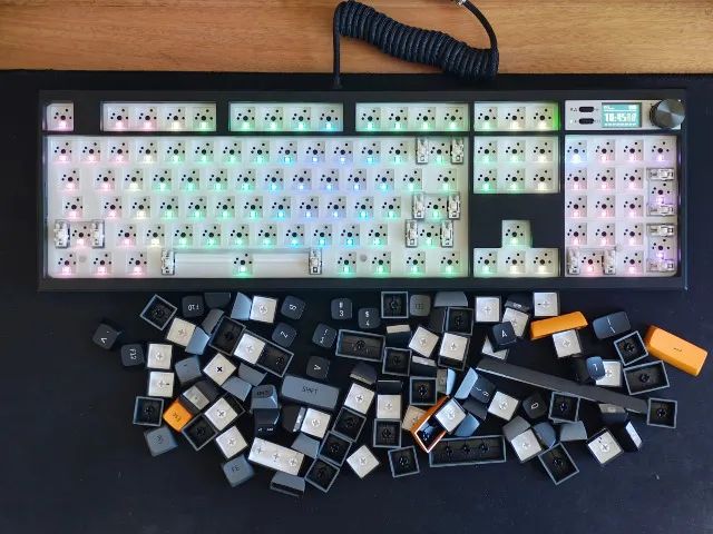 Teclado mecânico barebone GMK104 (Teclas de brinde)