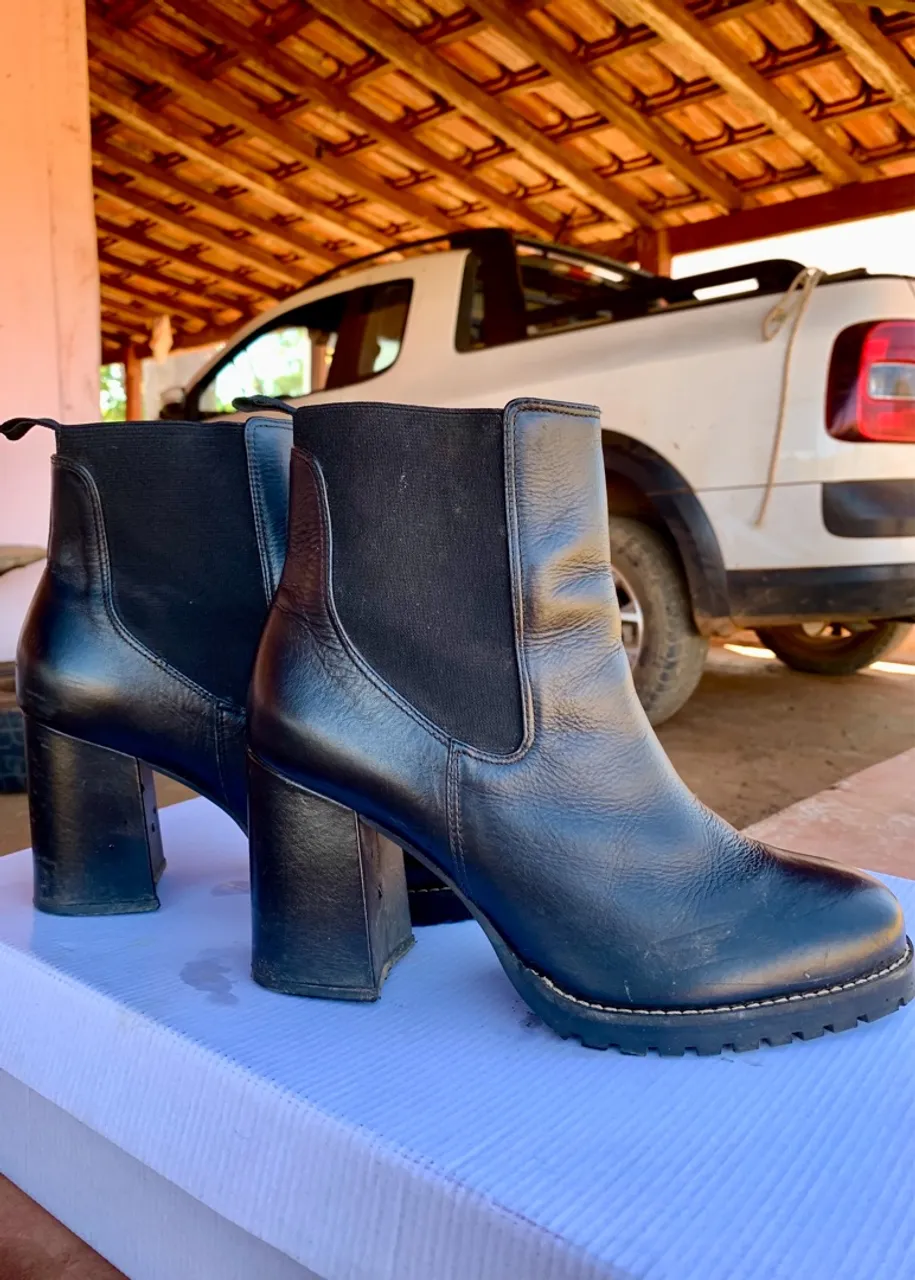 Bota Chelsea Preta com Salto Grosso