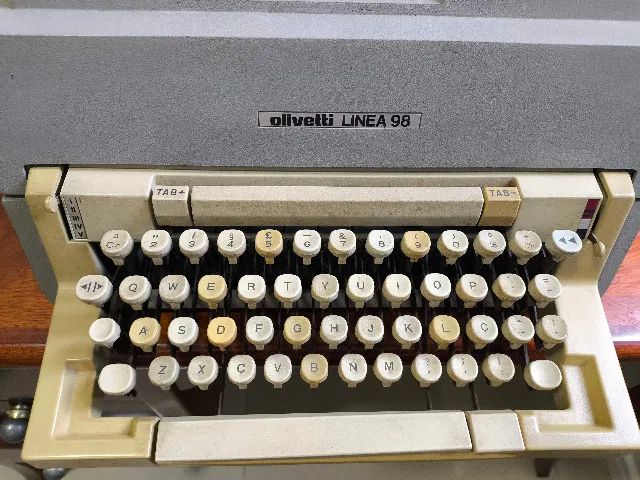 Máquina de escrever Olivetti Linea 98 antiga64231817726722124