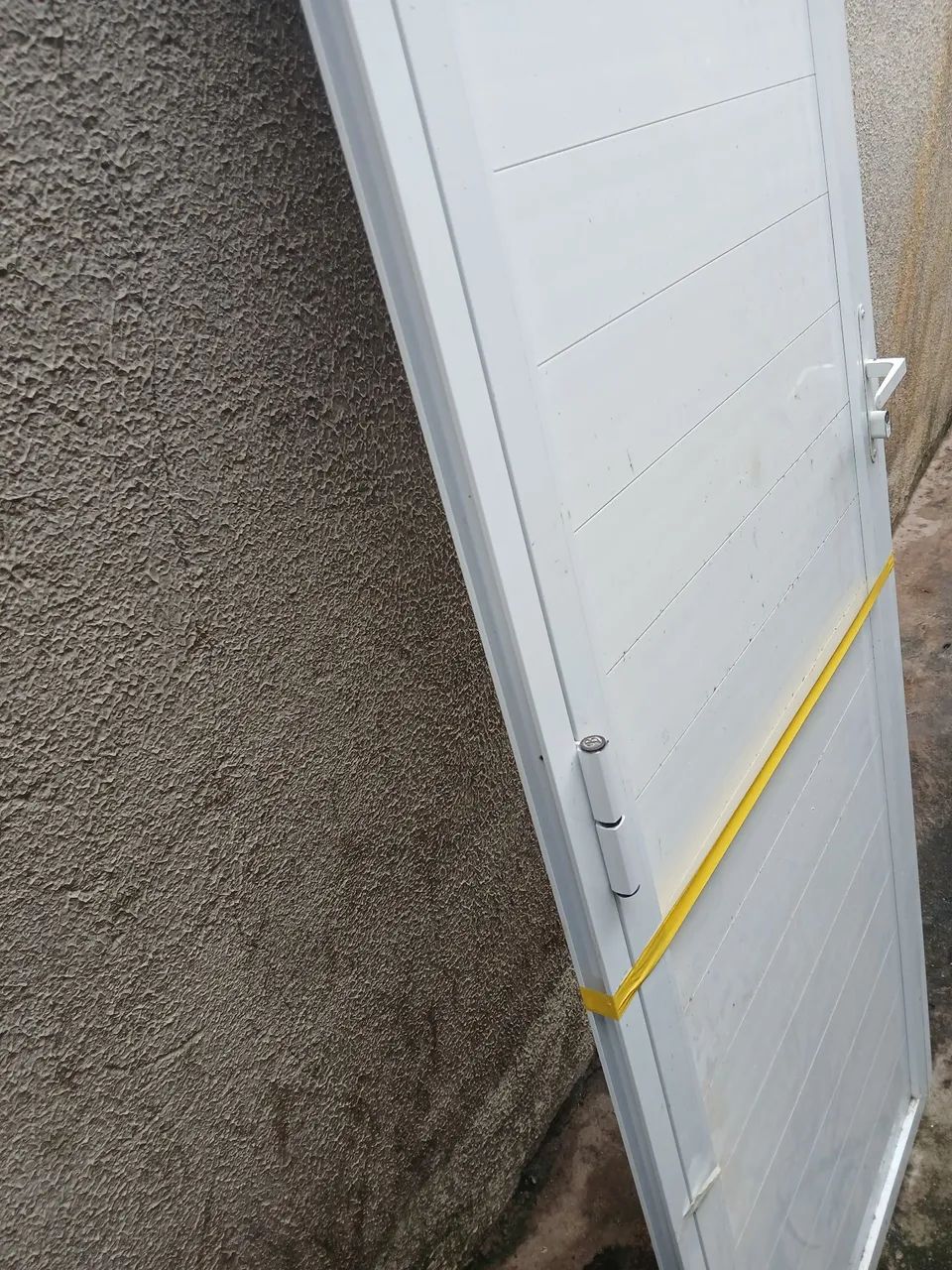 Porta branca de alumínio resistente semi-nova - Foto 2