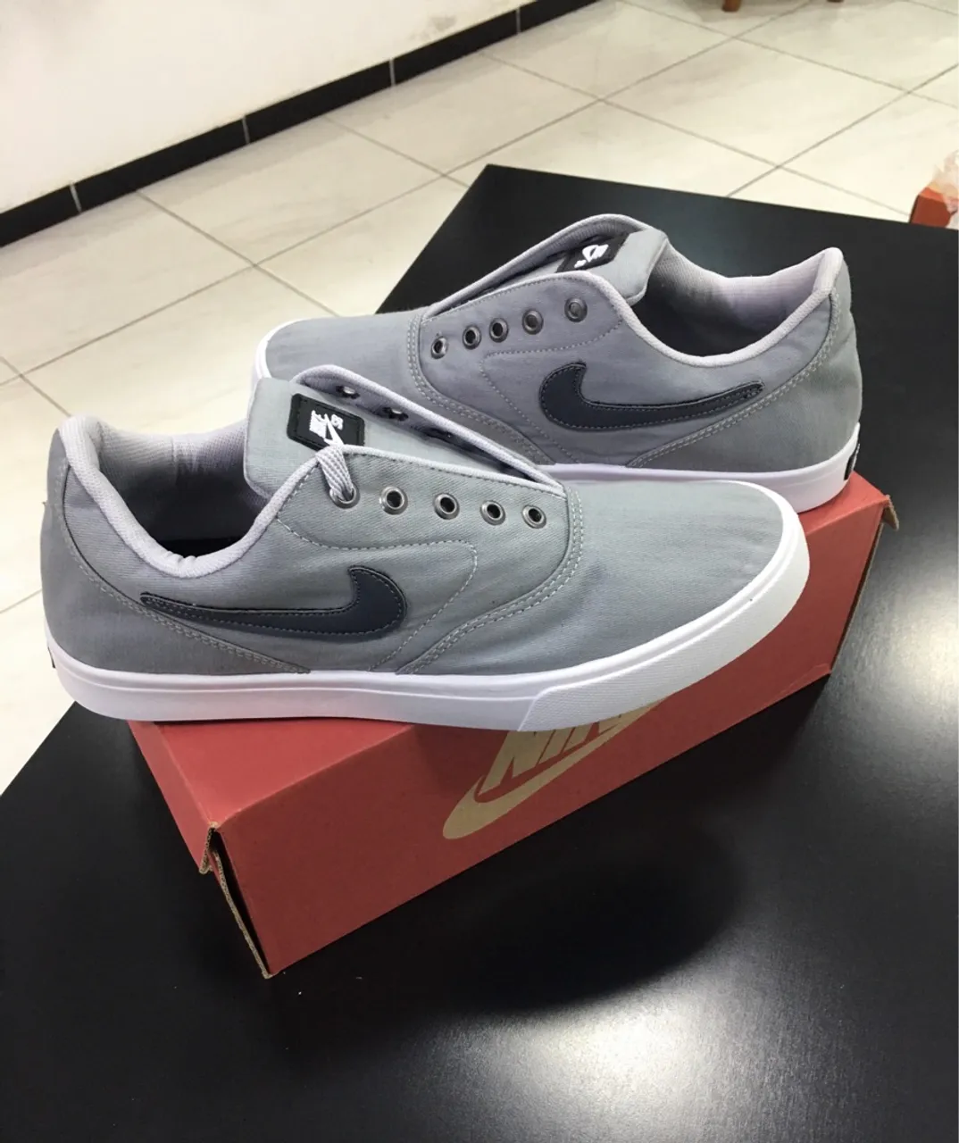 Tênis Nike Cinza - Casual e Confortável