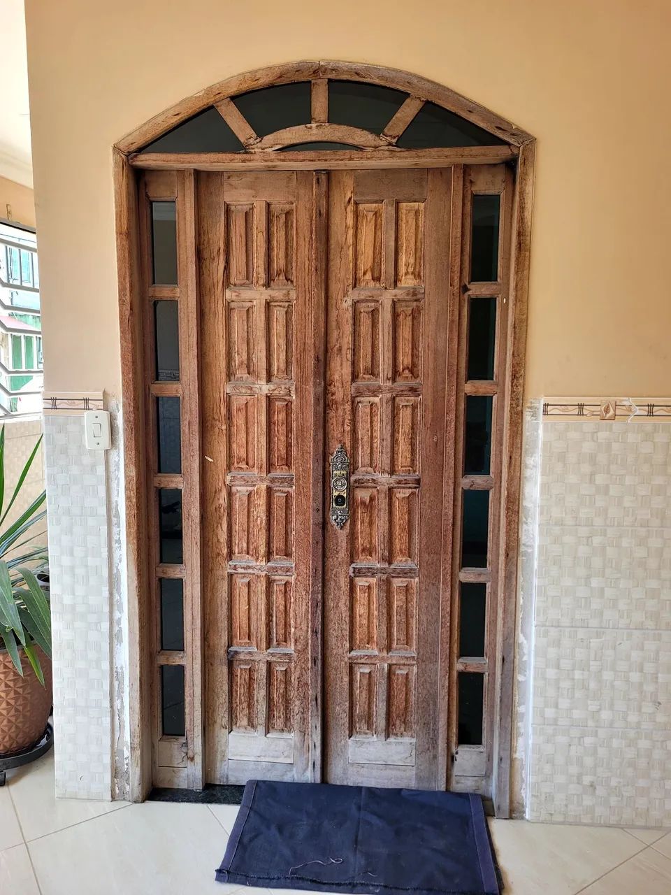 Porta e janela colonial madeira paraju