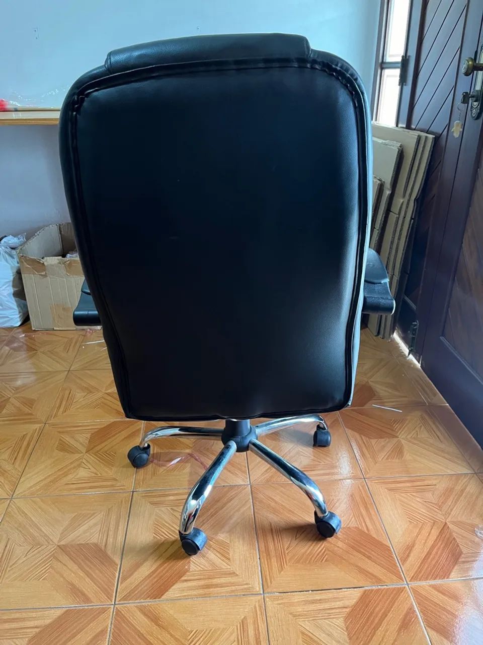 Cadeira de escritório de corino usada - Foto 5