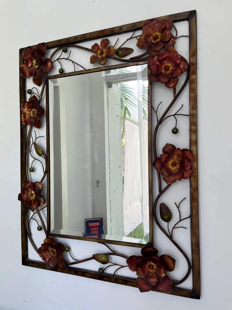 Espelho Decorativo com Flores em Metal