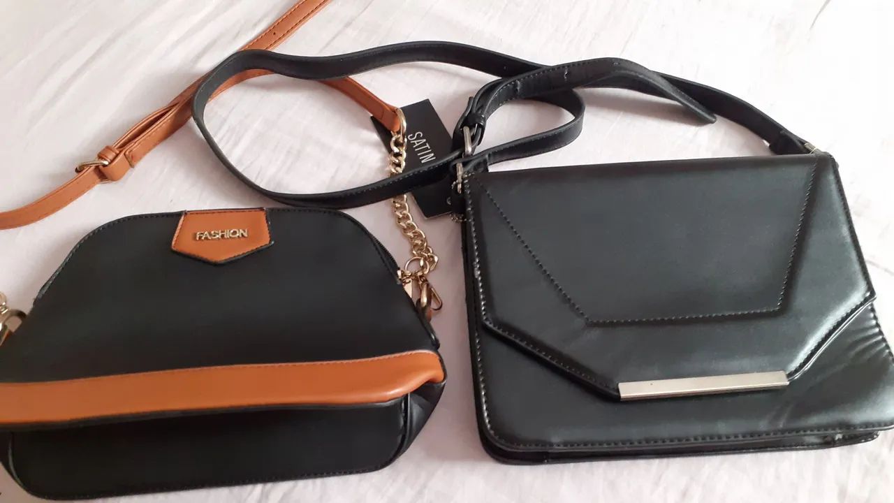 Duas bolsas femininas pretas de ombro