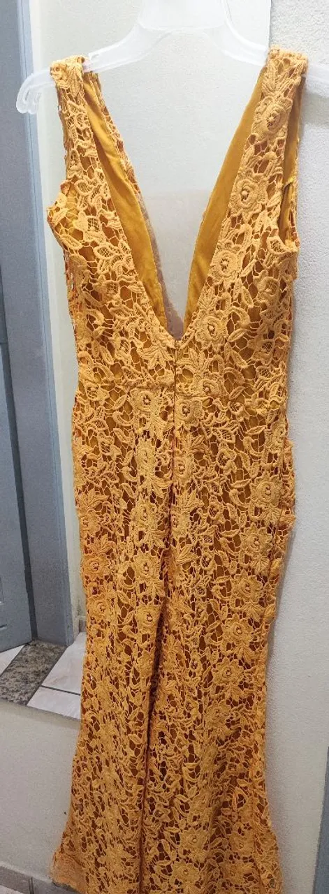 Vestido de Renda Amarelo Elegante