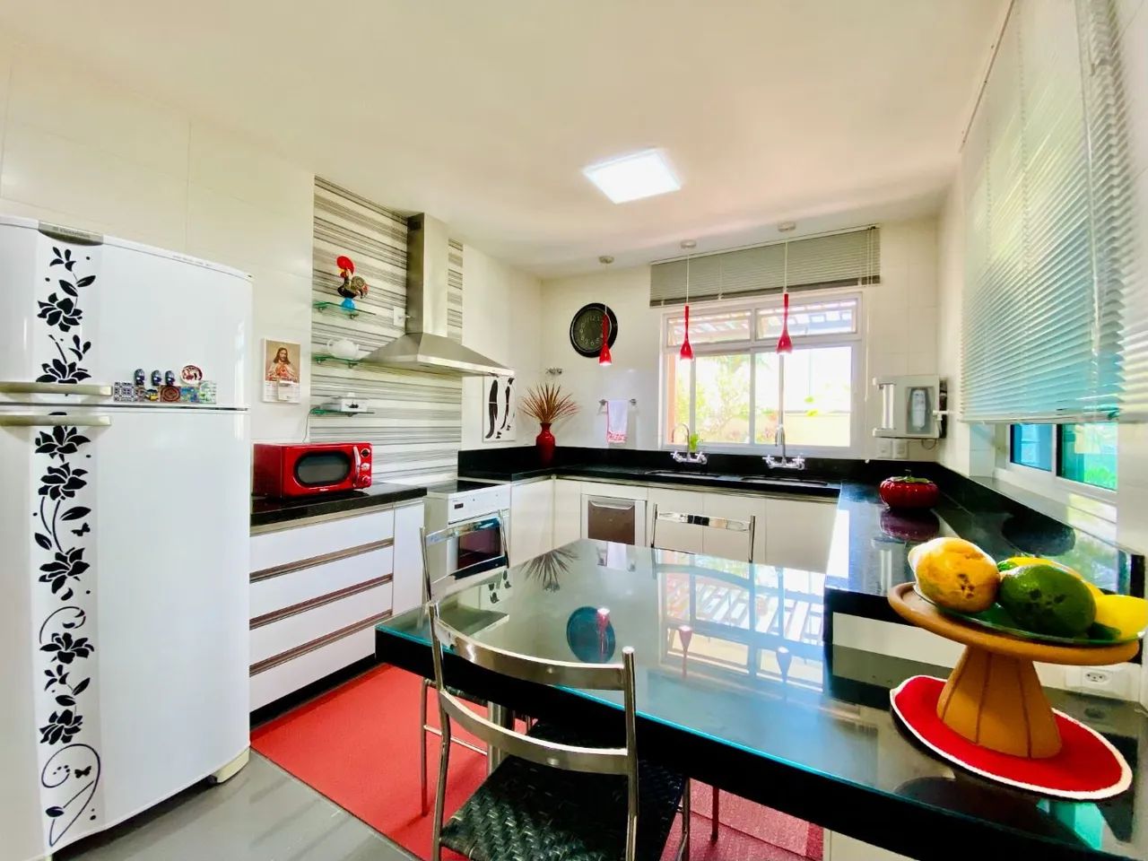 Belíssima residência de esquina, disponível para vocês - Foto 9