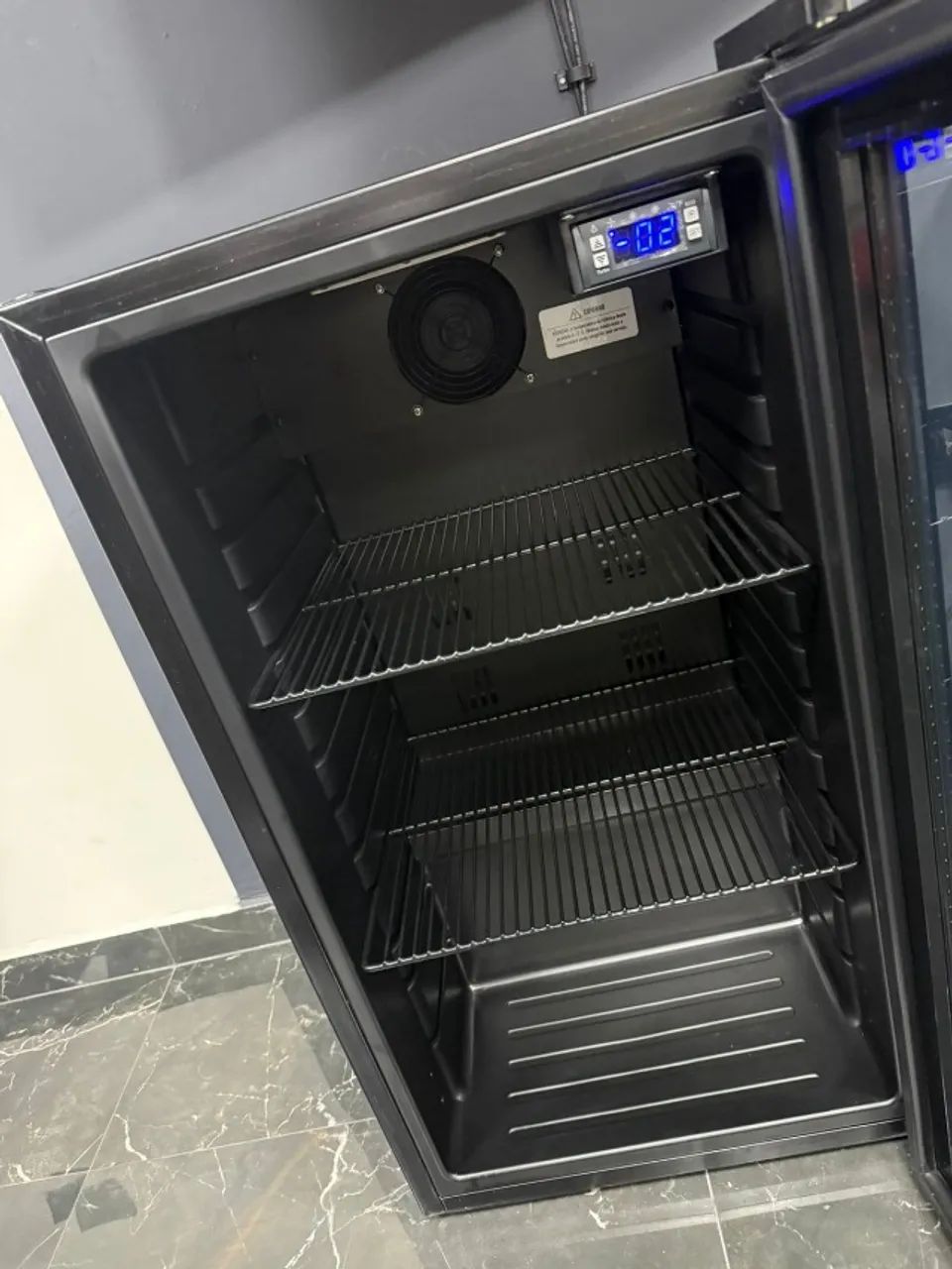 cervejeira frigobar expositor EOS 100L 110v - Foto 4