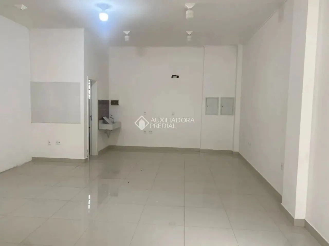 Sala comercial de 50m². Locação Anual. Localizada no coração de Balneário Camboriú