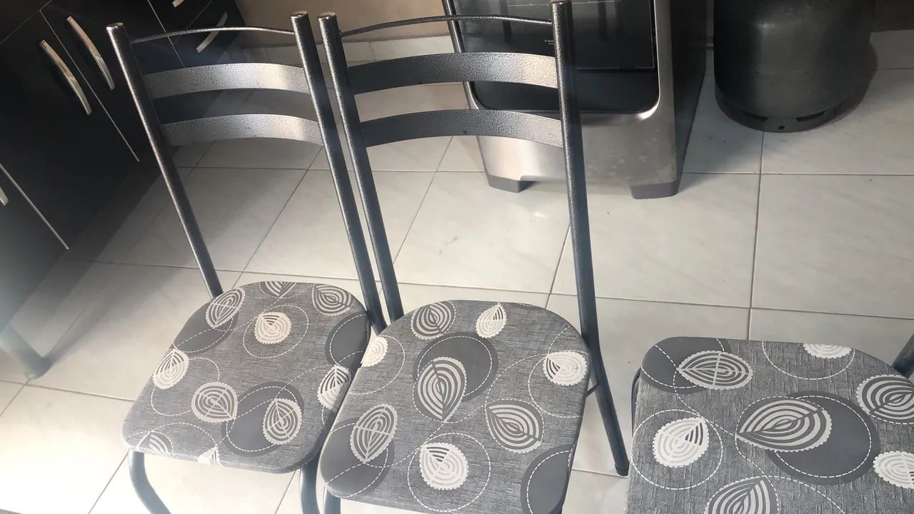 Mesa com 4 cadeiras - Semi Novos em bom estado 