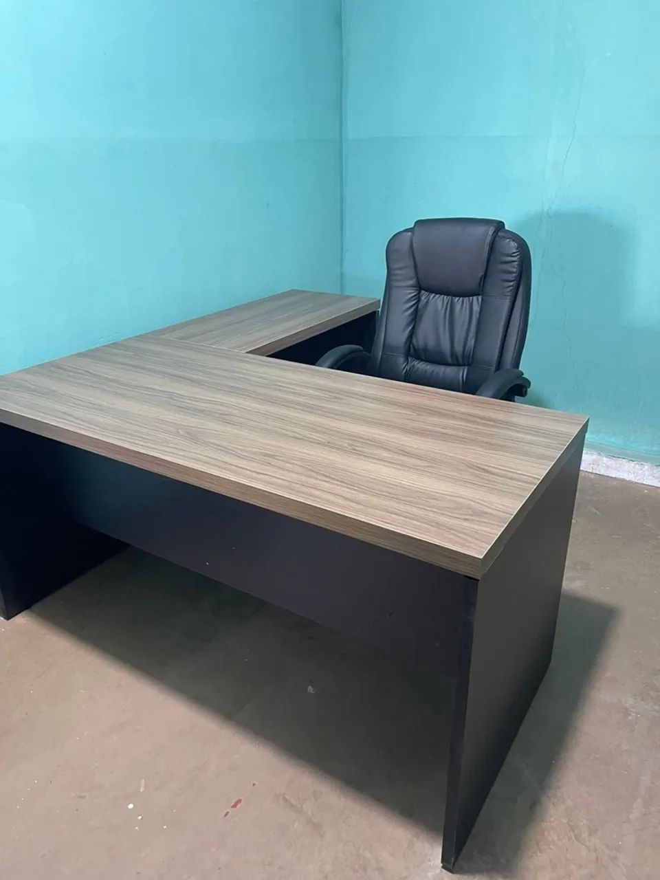 Mesa com CADEIRA de Escritório em L com Tampo Amadeirado - Foto 2