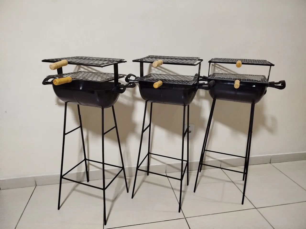 3 Churrasqueiras de Ferro com Suporte - Foto 3