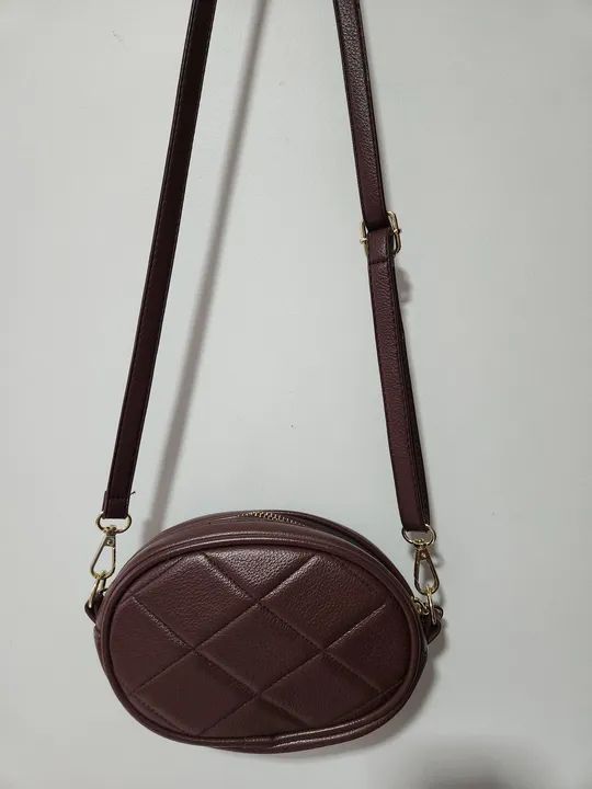 Bolsa Oval Lateral com pérolas Lucky Girl, cor marron, zíper central e alça regulável. - Foto 5